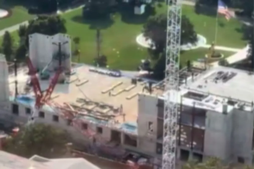 
				Donald Trump Reveals Aerial View of White House Ballroom, Military Complex
			